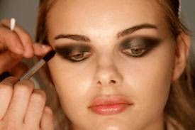 Λάθη που κάνεις όταν χρησιμοποιείς σκιά ματιών! lathi se skies matiwn