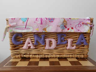 Maríamanual: Cesta de mimbre vestida y personalizada.