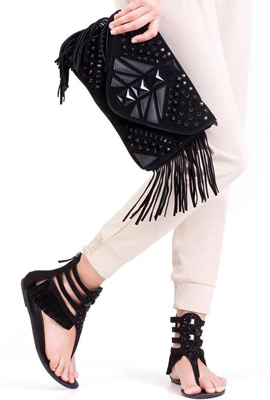 Stradivarius sandalias planas negras y bolso negro joya. Primavera verano 2013 Stradivarius sandalias planas y bolso