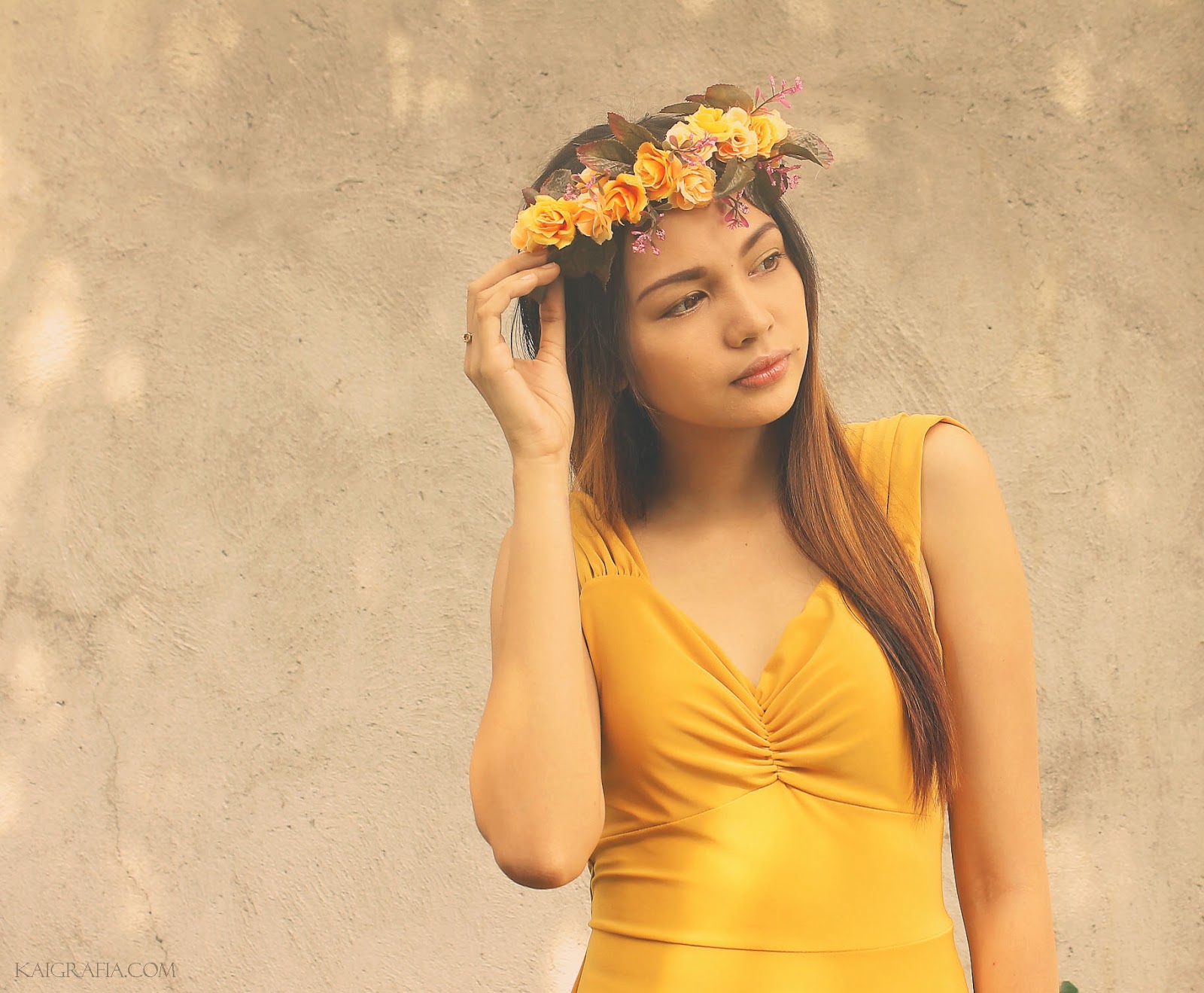how to wear yellow dress and flower crowns
