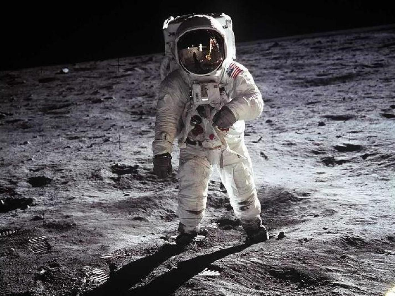 http://4.bp.blogspot.com/-V72cdbbCXL8/T8Qy1W7q1sI/AAAAAAAAA8w/S6mS0WtHKv0/s1600/Buzz%2520Aldrin%2520di%2520Bulan.jpg