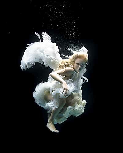 Zena Holloway fotografia fashion subaquática mulheres flutuando água Zena Holloway fotografia fashion subaquática mulheres flutuando água