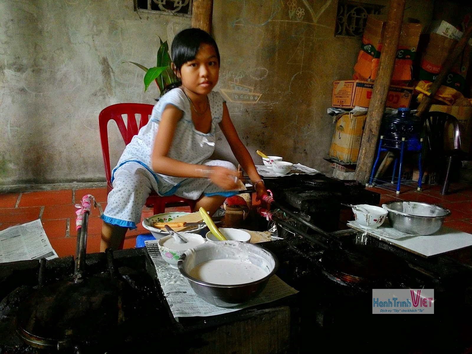 Tranh thủ phụ mẹ làm bánh kẹp vào giờ rảnh rỗi Tranh thủ phụ mẹ làm bánh kẹp vào giờ rảnh rỗi