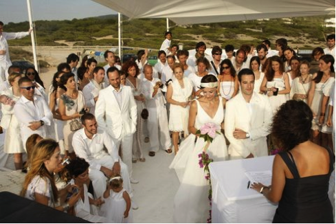 Los sitios más recomendados para este tipo de bodas en España son las Islas Baleares, las Islas Canarias, Tarifa, Marbella y otras playas de la península.