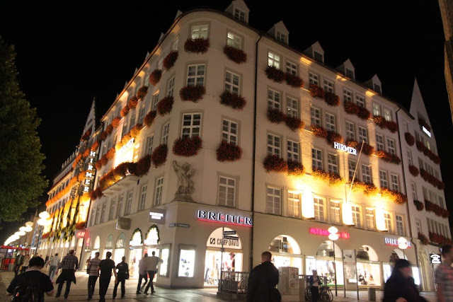 Beautiful building structure with flower pots decoration in Marienplatz Square in Munich, Germany Beautiful building structure with flower pots decoration in Marienplatz Square in Munich, Germany