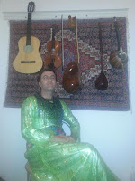 Ativista curdo Masoud Fathi vestindo trajes femininos