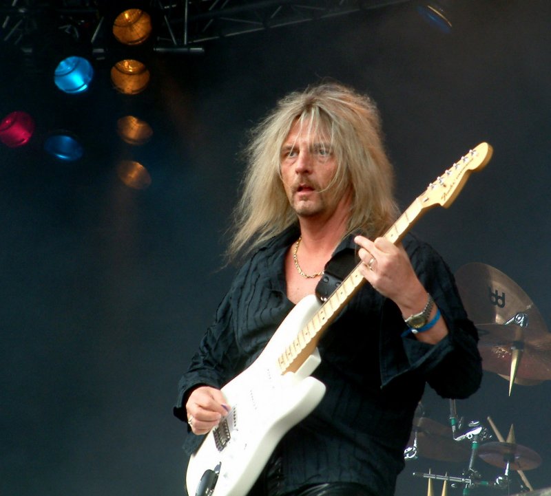 Axel Rudi Pell - Between The Walls Axel Rudi Pell - Between The Walls