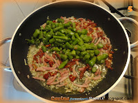 Tagliatelle con asparagi, pomodori secchi e speck