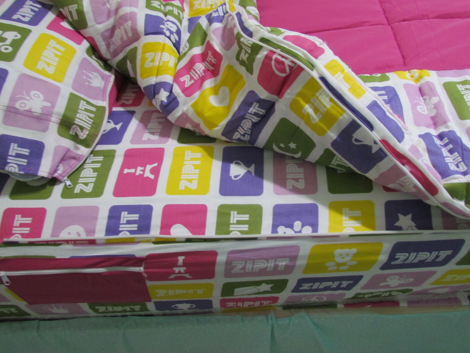 Mommy's Favorite Things Zipit Bedding Review