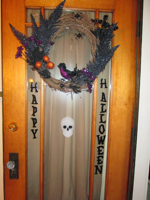 wreath, diy, crafts, hot glue gun, halloween, crow, glitter, spiders, scary, spooky, wreaths, grape vine wreath