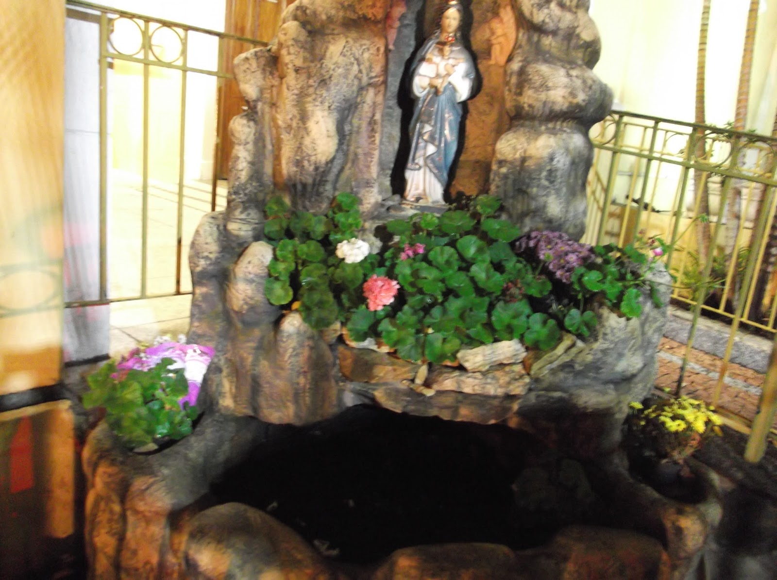 gruta de pedra para jardim:Esta pequena gruta pode ser encontrada na entrada da Igreja São José gruta de pedra para jardim:Esta pequena gruta pode ser encontrada na entrada da Igreja São José