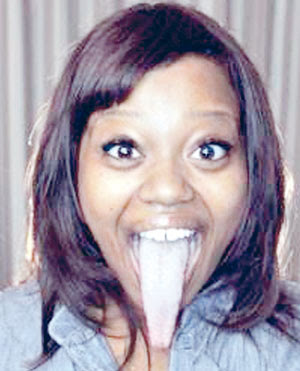Chanel Tapper memiliki lidah manusia paling panjang di dunia.