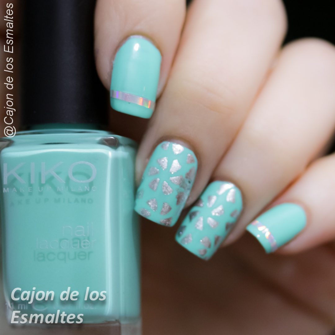 Uñas decoradas en menta y plata