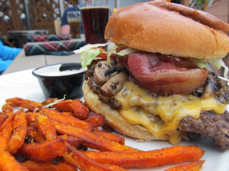 Burger Club Winnipeg Tavern United 4.1/5