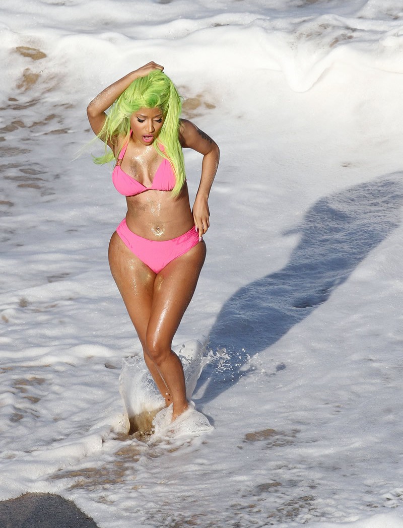 Nicki Minaj Goes Green And Wild, Looks Like A Bird.
