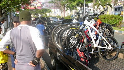 Loading sepeda peserta FPN dari Taman Krida (Kota Malang) menuju Coban Rondo (Kab. Malang)