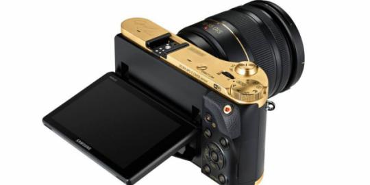 Samsung Camera NX300 wrapped in gold, worth $ 2700 dollars