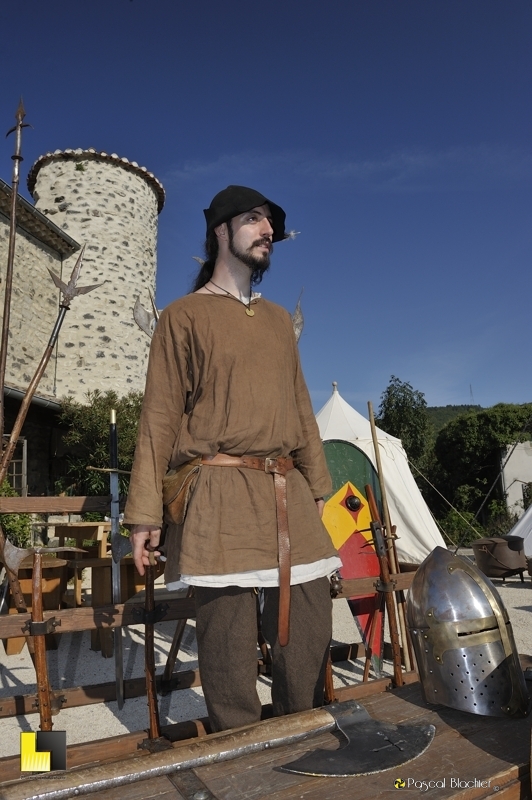 un jeune guerrier a saint vincent de barres médiévale 2014 photo pascal blachier