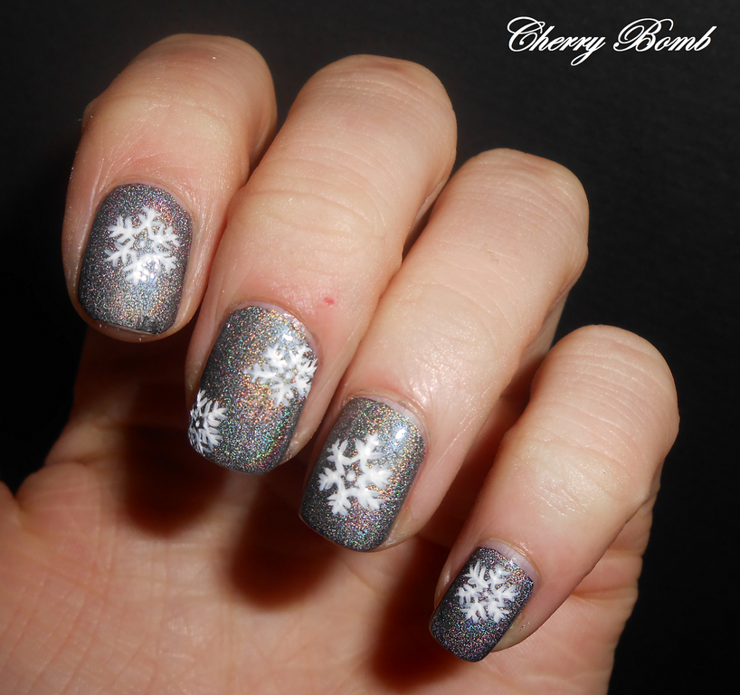 Jai utilisé le vernis Holographique n°400 de chez Kiko pour le fond, puis jai peint des petits flocons à laide de peinture acrylique blanche et dun