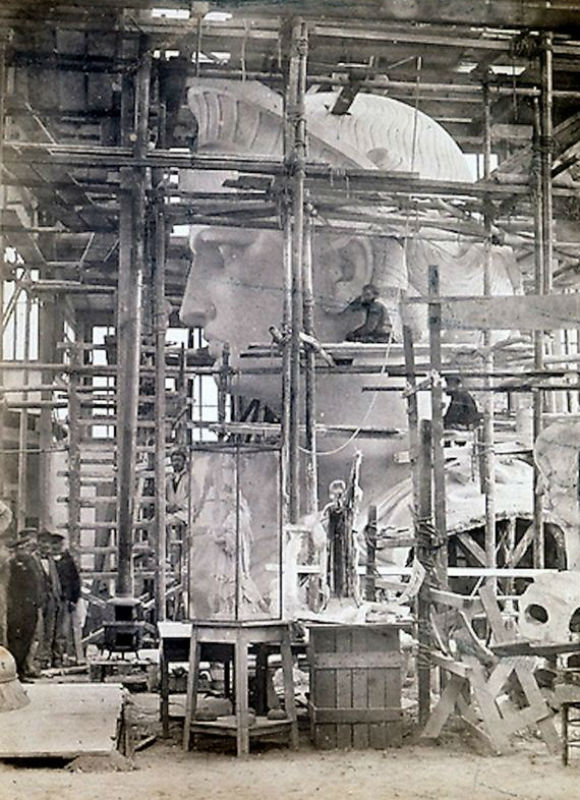 تمثال الحرية كان في الأصل لفلاحة مصرية!.. 08-Incredible-Photos-Statue-Liberty-Being-Constructed-Paris