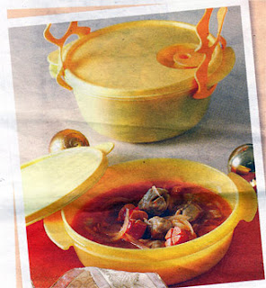  Tumis bawang putih dan bawang bombay hingga harum Sup Tomat Bakso Sosis