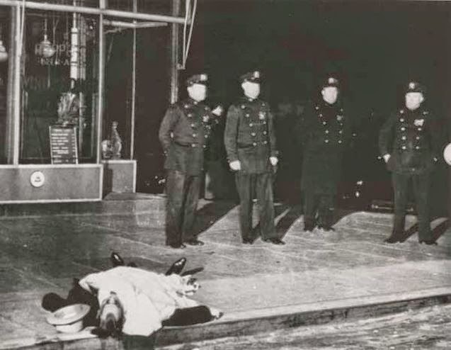 Fotografías de Arthur H. Fellig, Weegee, en la escena del crimen. 