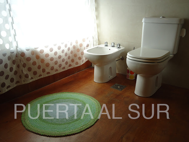 alfombra redonda toilette - Alfombras tejidas a crochet que decoran el baño o toilette