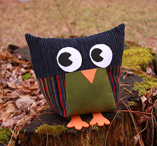 http://scientificseamstress.blogspot.ca/2013/12/owls-for-all-group-sewing-project-for.html