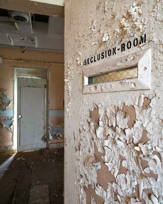Asilos e hospitais psiquiátricos abandonados na fotografia de Jeremy Harris Jeremy Harris fotografia asilos hospitais psiquiátricos abandonados da america solidão claustrofobia tristeza