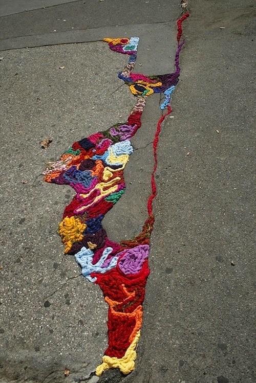 Inspirasi Karya Rajutan Yarn Bombing Street Art yang Wow She Nisa