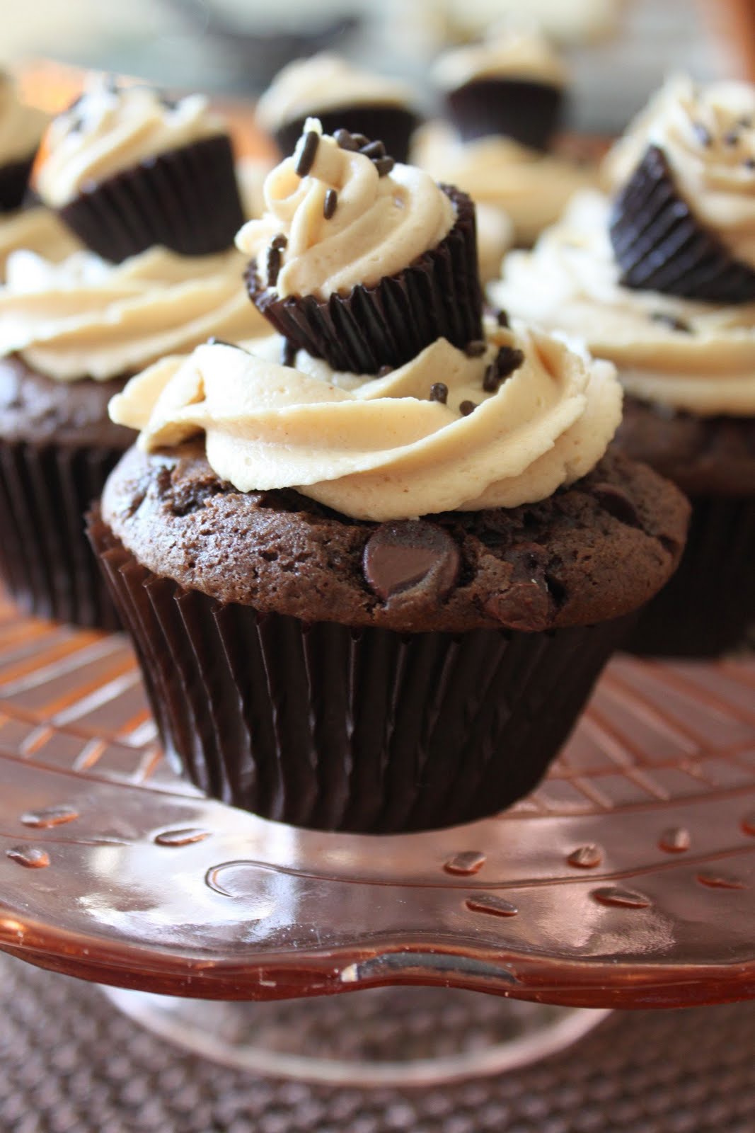 chocolate cup cake images Chocolate%2BCupcakes%2Bwith%2BPeanut%2BButter%2BFrosting%2Bfrom 
