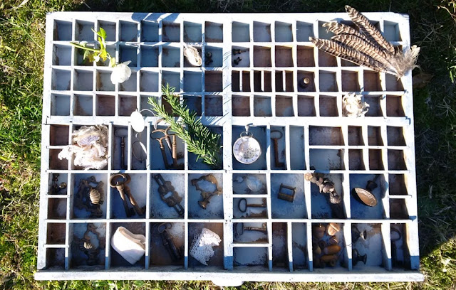 cassetto vecchio schedario riempito di oggetti