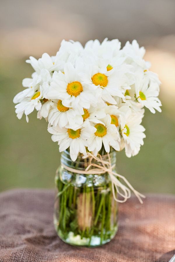 Daisies centerpiece DIY Weddings zone