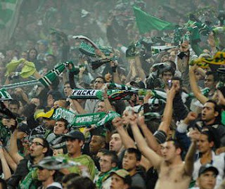 http://4.bp.blogspot.com/-VTMmomwqgAA/Tl9B_xJDlUI/AAAAAAAAAQQ/-Fjjx3BkluE/s320/sporting+fans.jpg