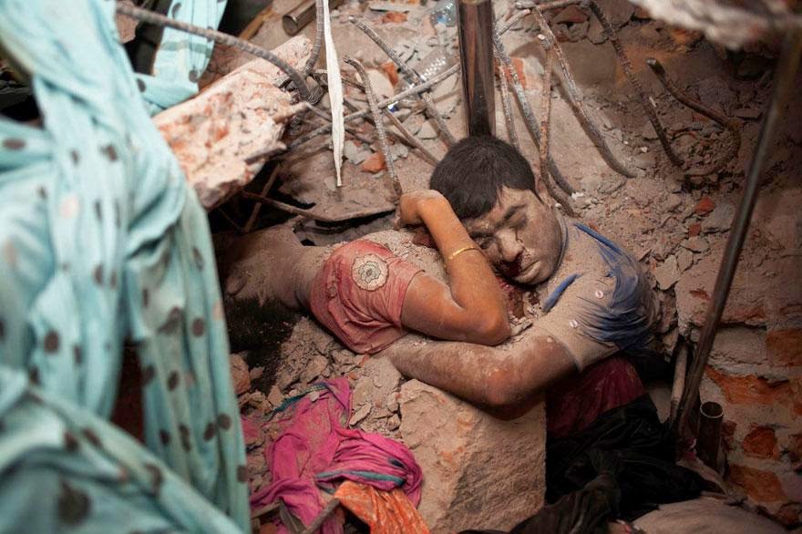 30+of+the+most+powerful+images+ever+-+Embracing+couple+in+the+rubble+of+a+collapsed+factory.jpg
