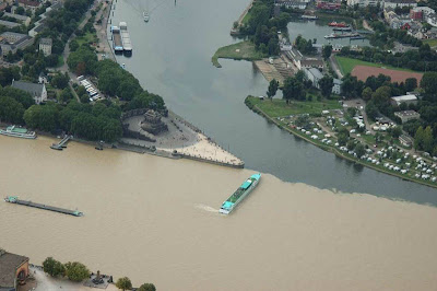 Pertemuan Sungai Moselle dan Rhine di Koblenz, Jerman. Pertemuan Sungai Moselle dan Rhine di Koblenz, Jerman.
