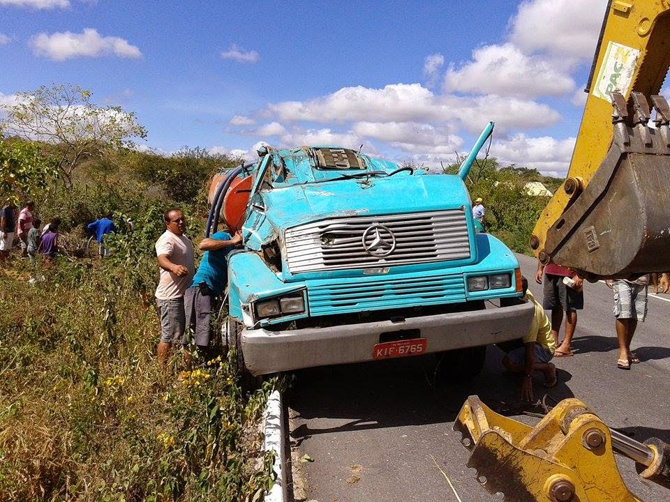 São Vicente do Seridó/PB: Caminhão tomba na PB 177 e condutor fica ferido