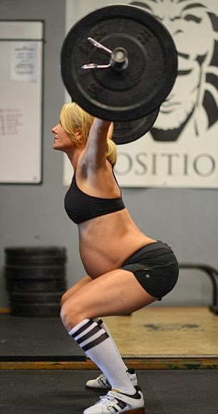 wanita melakukan angkat berat di kehamilan 8,5 bulan LEA+ALLISON+wanita+hamil+angkat+besi+(4)