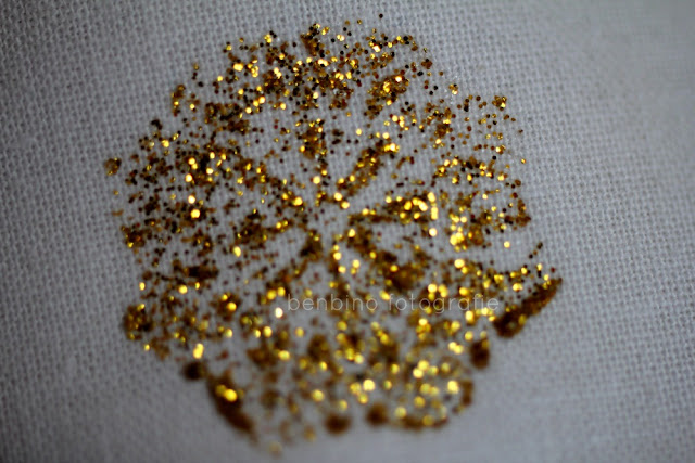 benbino benbinoblog gold weiß Weihnachten Sterne Stempel Textilfarbe Kissen Kissenhülle nähen DIY Glitzer Glitzerpopitzer Glitterbling nähenisttoll Stoff stempeln