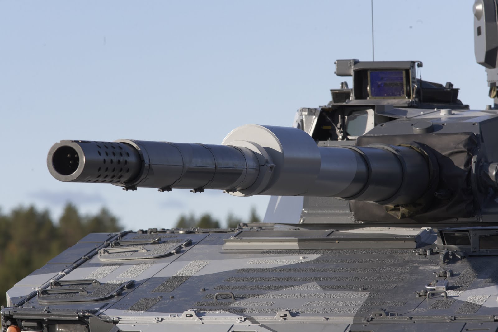 الدبابة السويدية الخفيفة  CV90120-T CV90120+cannon
