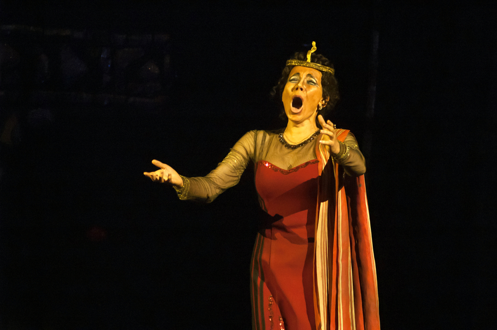 Can the human voice break a glass?