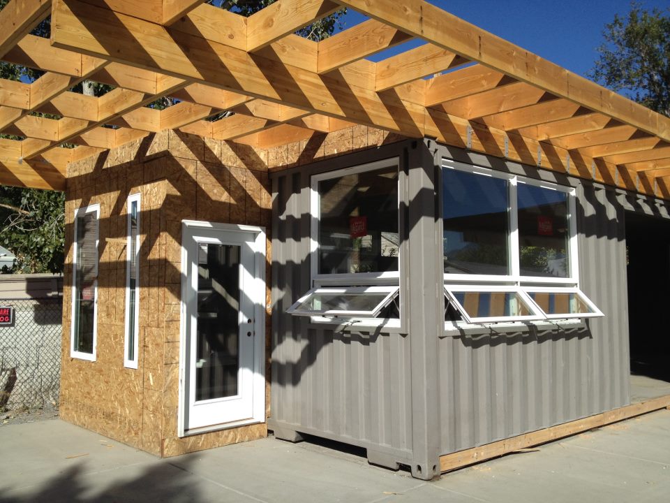 Shipping container load capacity label, shipping container from