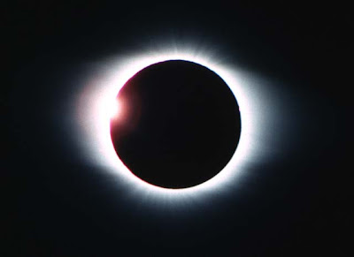 http://4.bp.blogspot.com/-VdGpHcpSFks/TZVLoL3AfWI/AAAAAAAAAHA/1iz75f7pHAg/s1600/eclipse.jpg