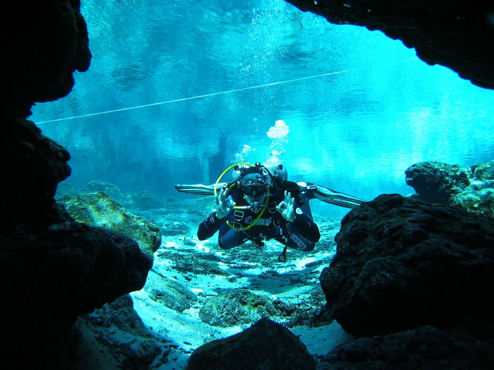 COOL IMAGES Cave diving
