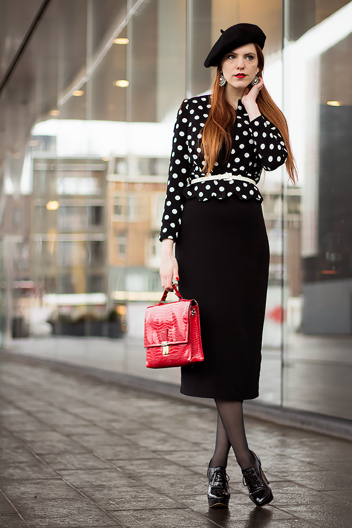 Retro 50s style blogger outfit with a beret, midi dress, seam tights and scalloped polka dot jacket