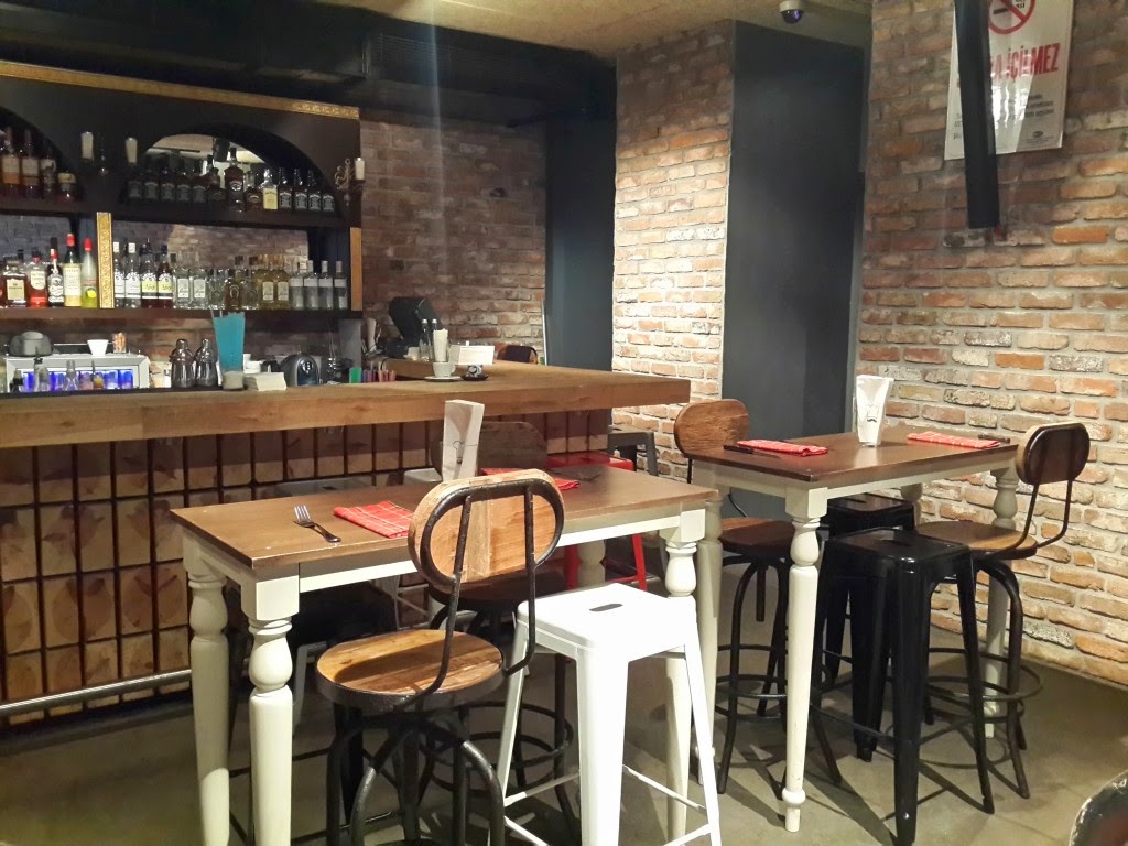 Pizza Emirgan Hayalci Gezgin Seyahat Rehberi / Travel Guide