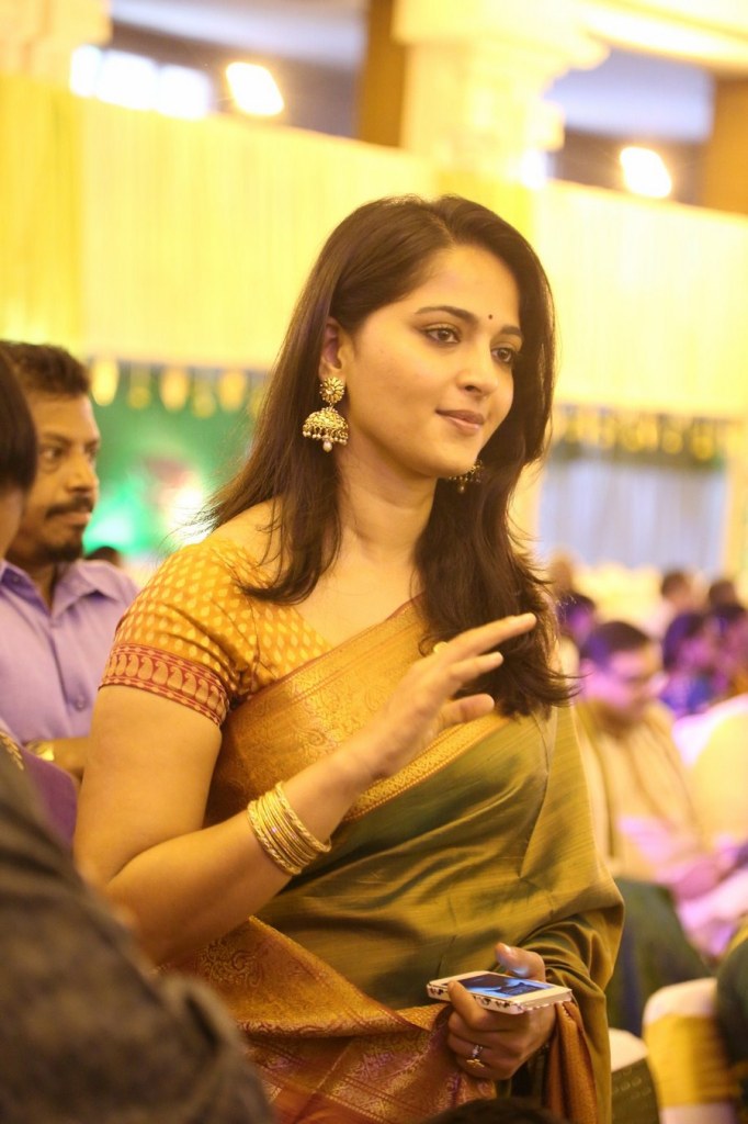 .: அனிருத் அக்கா மேரேஜ் இல் ரஜினி அனுஷ்க தனுஷ் ஃபோடோ