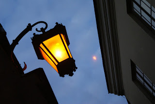 latarnia uliczna w mieście
