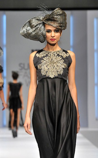 http://4.bp.blogspot.com/-ViJB-oE1URc/TZfnShtOHtI/AAAAAAAAB9A/fqk0jKO99yQ/s1600/Pakistan+Fashion+Week+2011.jpg
