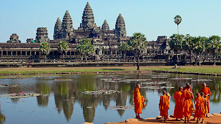 600px-Buddhist_monks_in_front_of_the_Angkor_Wat.jpg